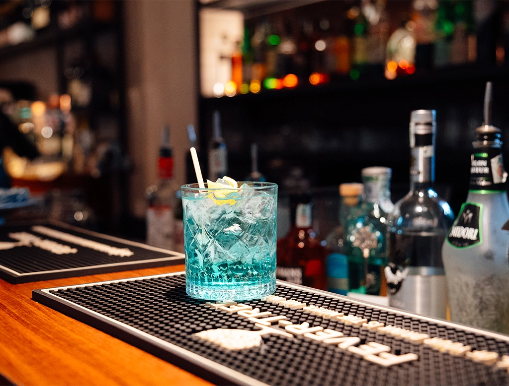 Cocktail preparati al bancone del Plaza Cafè