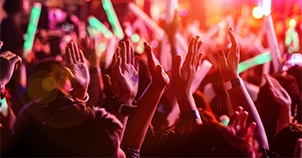 Serata con musica e pubblico al Plaza Cafè
