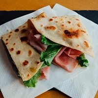 Piadina farcita per pranzo al Plaza Cafè